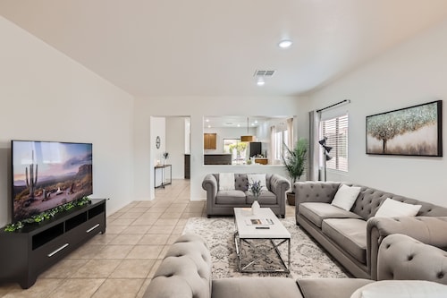 Inviting, Clean & Cozy Retreat: Relax & Refresh in the Hot Tub or Play Sports!