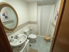 Een douche, een haardroger, een bidet, handdoeken