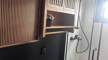 Dusche, Haartrockner, Seife, Toilettenpapier