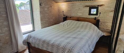 1 habitación, tabla de planchar con plancha, wifi gratis y ropa de cama