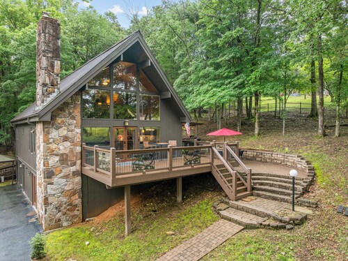 Lake Lodge 4-bedroom private setting