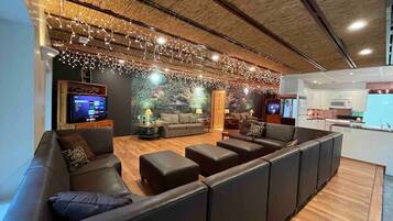 Una televisión, una mesa de tenis de mesa