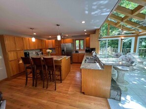 Jääkaappi, mikroaaltouuni, uuni, liesi