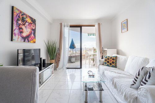 One-bedroom apartment with ocean and pool views in a quiet part of Los Cristianos.