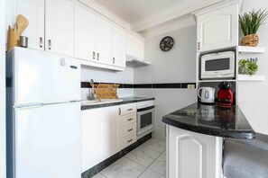 Micro-ondes, four, plaque de cuisson