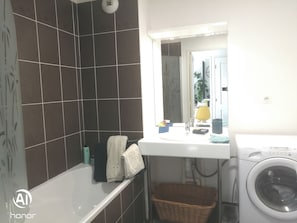 Haartrockner, Handtücher, Seife, Toilettenpapier