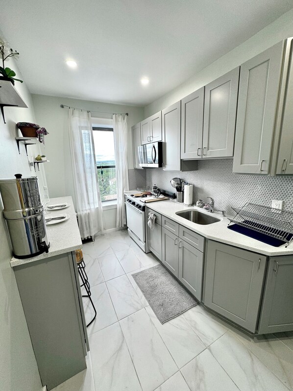 Refrigerador, microondas, horno y parrilla de estufa 