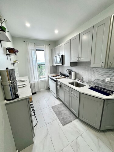 FIFA World Cup 2026 · Sunny Prewar 1BR · King Bed · Park Views · 30min NYC