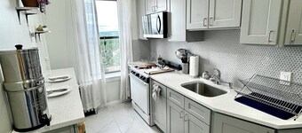 FIFA World Cup 2026 · Sunny Prewar 1BR · King Bed · Park Views · 30min NYC