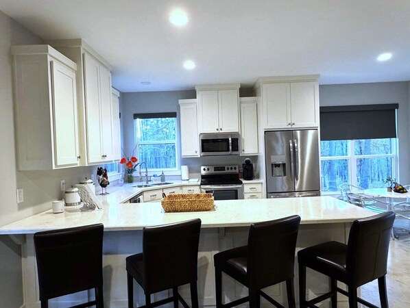 冷蔵庫、電子レンジ、オーブン、コンロ