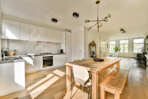 Micro-ondes, four, plaque de cuisson, lave-vaisselle