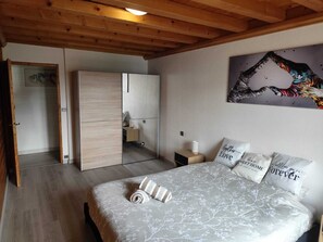 2 habitaciones, escritorio y tabla de planchar con plancha 