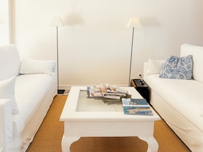 Smart TV, fireplace, table tennis