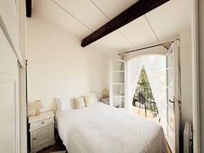 2 bedrooms, desk, iron/ironing board, free WiFi