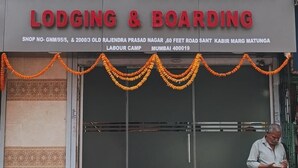 Un edificio con insegna per Dharavi Residency Lodging & Boarding.