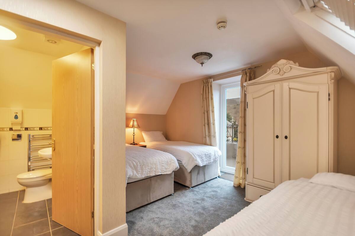 Twin Room, 3 Twin Beds, Balcony, Lake View | Free WiFi