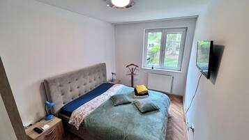 2 quartos, escrivaninha, ferros/tábuas de passar roupa