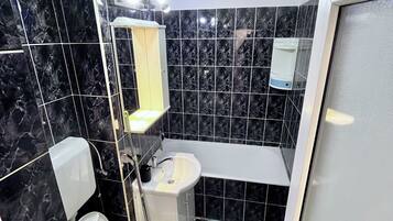 Toalhas de banho, sabonete, shampoo, papel higiênico