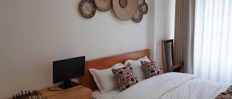 Escritorio, tabla de planchar con plancha y wifi gratis