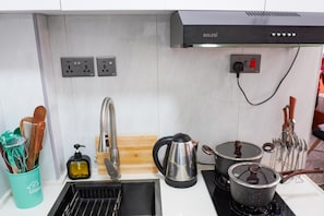Micro-ondes, bouilloire électrique