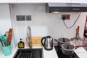 Micro-ondes, bouilloire électrique