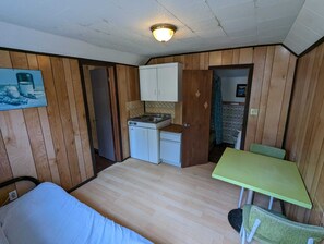 1 bedroom, WiFi, bed sheets - Traditional Tiny Wood Cottage #11 Camping style Cottages 5 minutes to the beach! (Wasaga Beach)