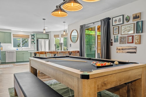 Charming 4-bedroom house with entertainment and hot tub in Troutdale