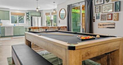 Charming 4-bedroom house with entertainment and hot tub in Troutdale