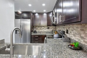 Een koelkast, een microgolfoven, een oven, een kookplaat