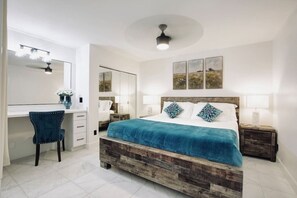 Een bureau, een strijkplank/strijkijzer, reisbedje, gratis wifi