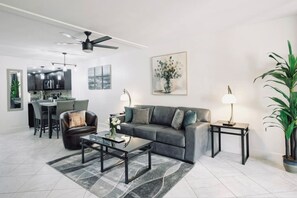 智能電視、壁爐、乒乓球設施