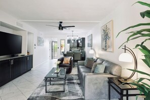 Smart-tv, een open haard en een tafeltennistafel