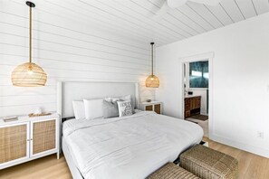 3 bedrooms, iron/ironing board, free WiFi, bed sheets - Sleeps 14 | Tiki Bar | Putt Putt (Crystal Beach)