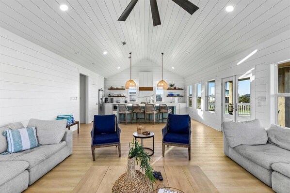 Smart TV, chimenea, libros y estéreo 