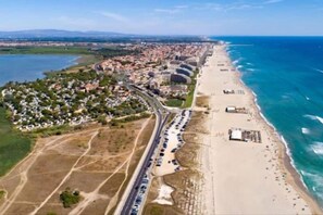 Plage, chaises longues