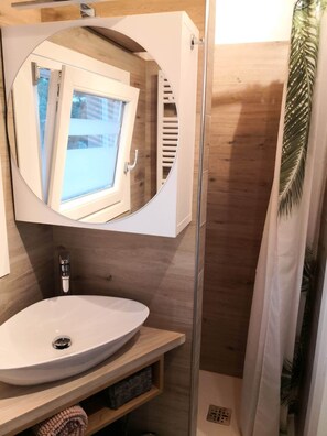 Doccia, asciugacapelli, bidet, asciugamani