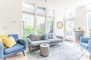 Smart TV - Seattle Comfort Near Lake Union & Iconic Landmarks (Seattle)