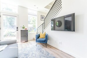 Smart TV - Seattle Comfort Near Lake Union & Iconic Landmarks (Seattle)