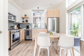 Réfrigérateur, four à micro-ondes, un four, surface de cuisson