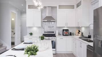 Køleskab, mikrobølgeovn, ovn, kogeplade