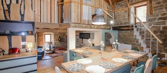 Secluded vacation estate in the heart of the Ardèche, total peace and quiet and absolute nature.
