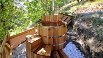 Outdoor spa tub