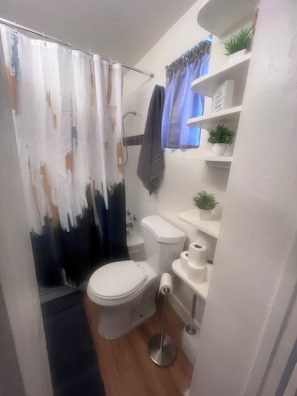 Secadora de cabello, toallas, jabón, papel de baño 