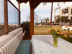 Outdoor dining - Sunshine sea view holiday home apartment in charming Koutouloufari village. (Koutouloufari)