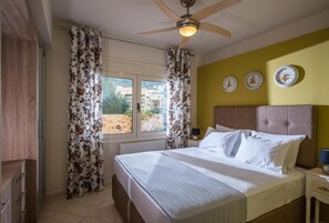 3 bedrooms, iron/ironing board, WiFi, bed sheets - Sunshine sea view holiday home apartment in charming Koutouloufari village. (Koutouloufari)
