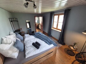 4 bedrooms, iron/ironing board, WiFi, bed sheets