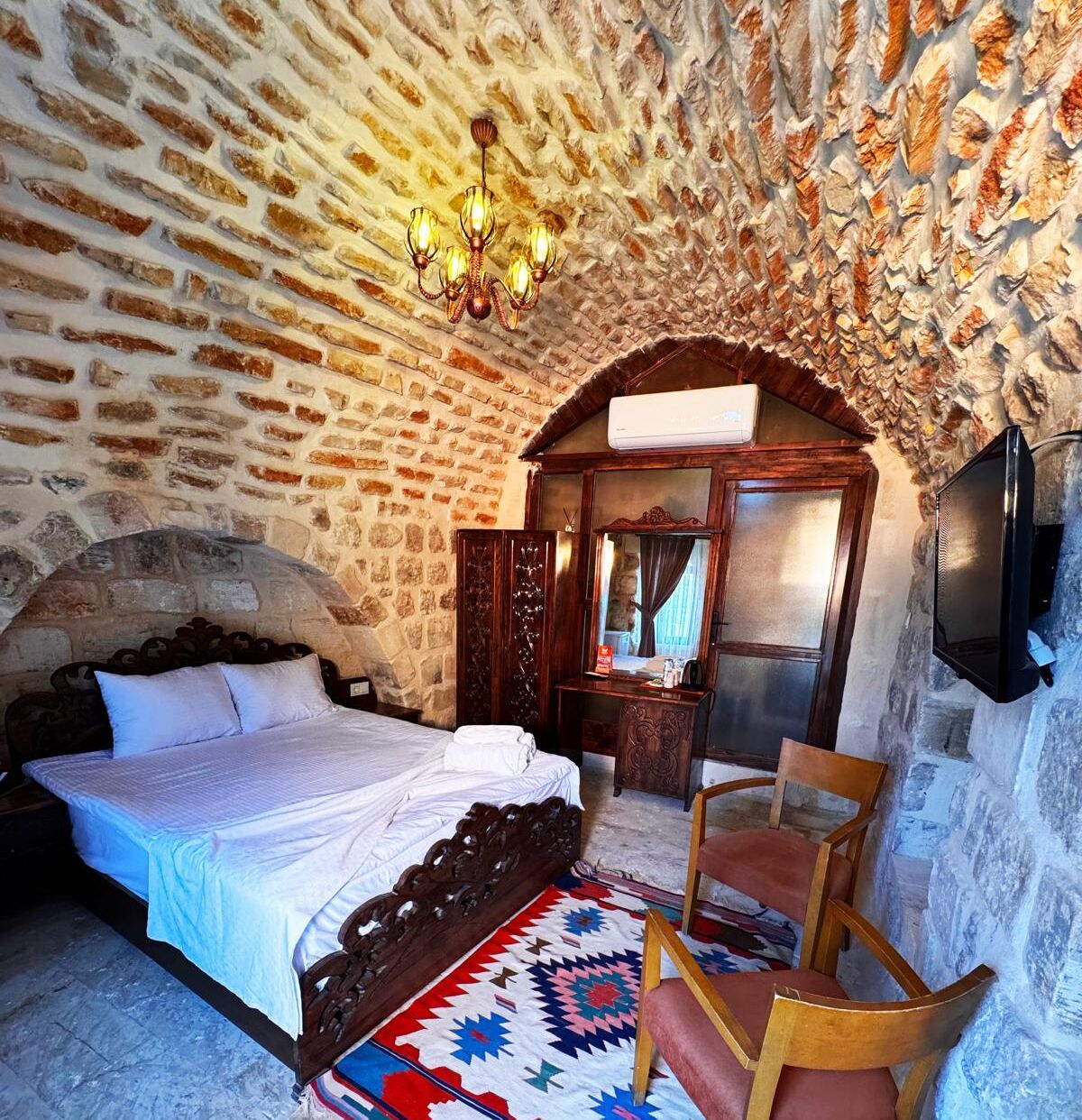 Kamar Double Standar, pemandangan kota | Ruang kerja ramah laptop, tirai kedap cahaya, dan setrika/meja setrika