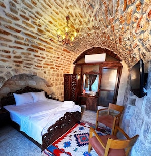 Dobbeltrom – standard, byutsikt | Skrivebord for bærbar PC, blendingsgardiner og strykejern/-brett