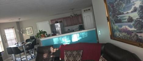 Smart TV, lareira, aparelho de som