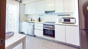 Een koelkast, een magnetron, een oven, een kookplaat